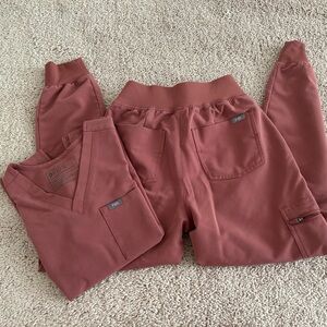 Figs Mauve Scrub top and bottoms.
Xxs petite top xxs petite high waist joggers.